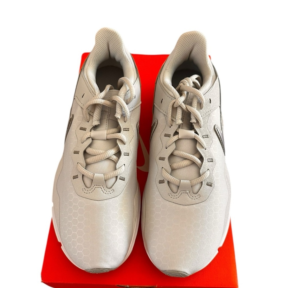 NIB W NIKE LEGEND ESSENTIAL 2 - Picture 4 of 7
